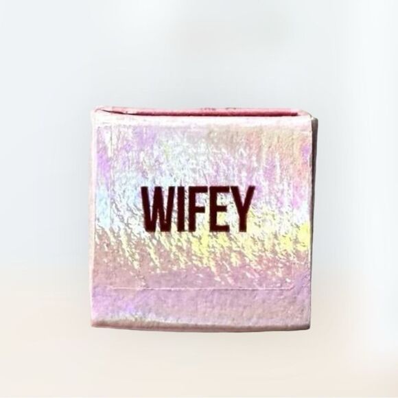 Jeffree Star Wifey Red Supreme Gloss Lipgloss NEW - Picture 3 of 4